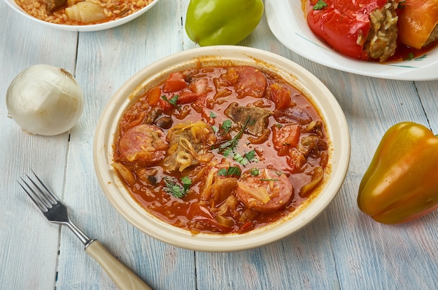 Szekelygulyas, gulash húngaro con cerdo y chucrut, cocina húngara, platos tradicionales variados, vista superior.