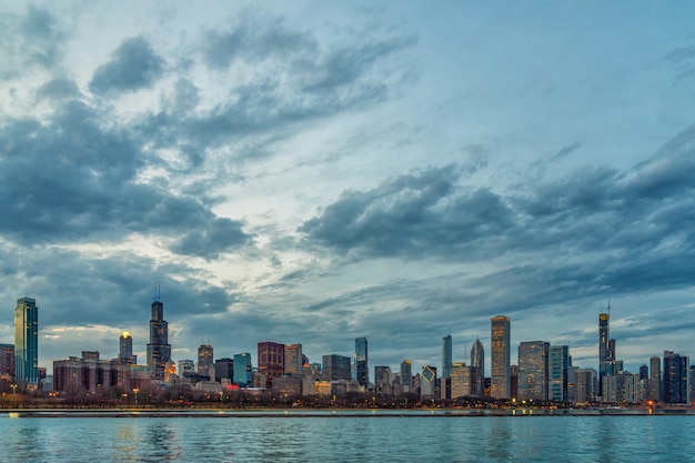 Szene der Chicago-Stadtbildflussseite entlang Michigansee zur schönen Dämmerungszeit, Vereinigte Staaten