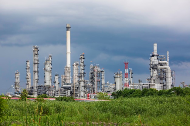 Szene der Ölraffinerieanlage des Sturms der petrochemischen Industrie