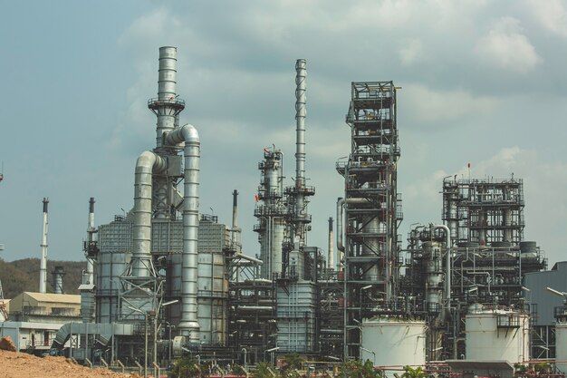 Szene der ölraffinerieanlage und lagertanköl der petrochemieindustrie in der nachmittagszeit