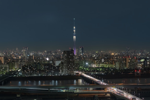 Szene des Tokyo-Himmelbaums über dem im Stadtzentrum gelegenen Stadtbild mit Eilweise und Fluss, Japan