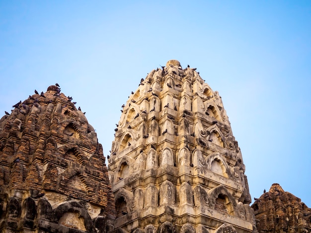 Szene des Wat Sri Savaya Tempels im Bezirk des Sukhothai Historical Park, einem UNESCO-Weltkulturerbe in Thailand.