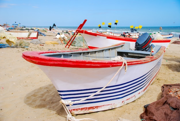 Szene im Freien mit kleinen hölzernen Booten auf dem Strand