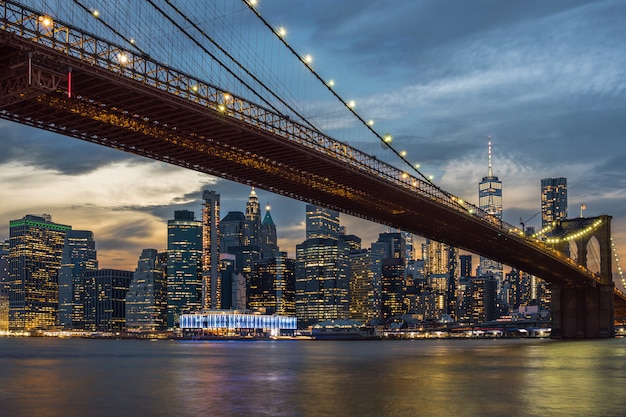 Szene von New- York Cityskylinen und von Brooklyn-Brücke über dem Easgt River, Manhattan, USA