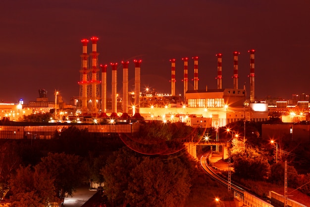 Szenisch von der petrochemischen Erdölraffinerieanlage nachts