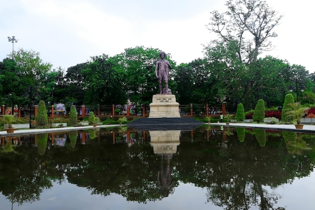 Szenische Ansicht der Bisra-Munda-Statue in Form von Wasser mit grünem Baumhintergrund