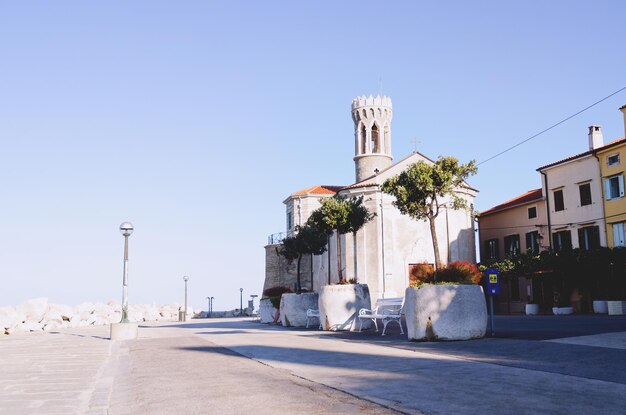 Szenische Ansicht der roten Dächer. historisches Zentrum der Altstadt von Piran, Tartini-Platz. Sonnenuntergangshimmel. Slowenien