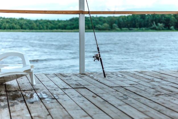 Szenische Ansicht des Fischens auf dem Dock