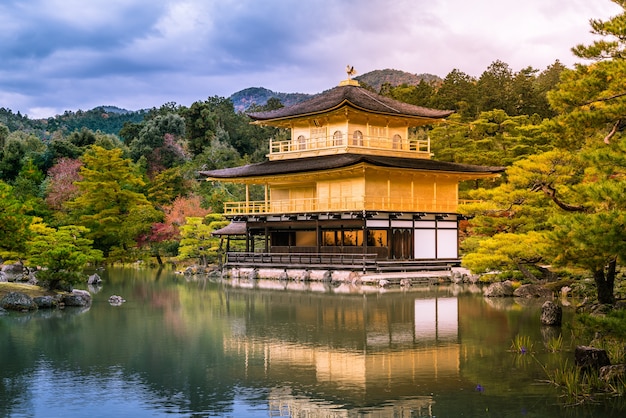 Foto szenische ansicht des goldenen pavillions, kinkakuji-tempel in kyoto japan