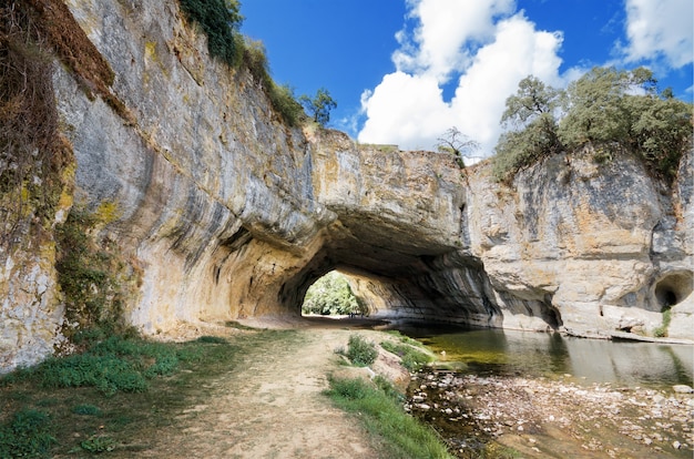 Szenische Ansicht des natürlichen Bogens in Puentedey, Burgos, Spanien.