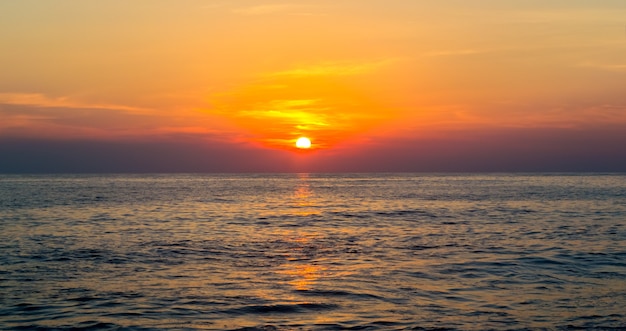 Szenische Ansicht des schönen Sonnenuntergangs über dem Meer