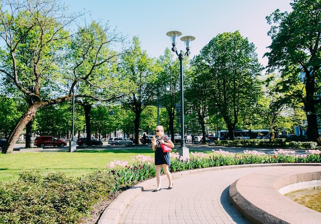 Szenische Ansicht in einem Frühlingspark Blumen in voller Blüte