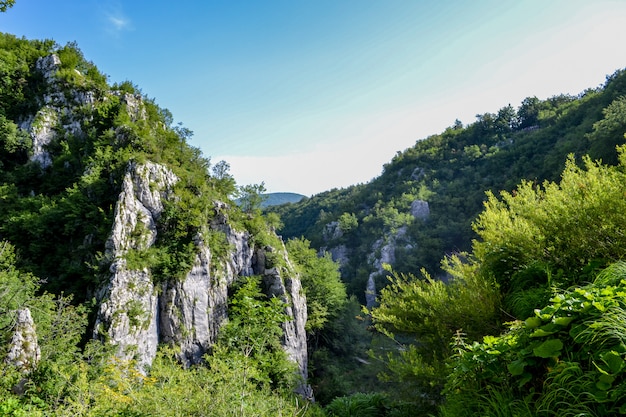 Szenische Ansicht über Felsen. Berg im Nationalpark der Plitvicer Seen, Kroatien. Europa. Europas beste Reiseziele und berühmter Anblick. Magische Landschaft.