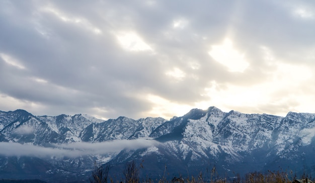 Szenische Ansicht von See und von schneebedeckten Bergen gegen Himmel