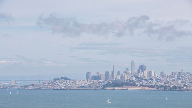 Szenische Aufnahme der Golden Gate Bridge Presidio-Ansicht mit dem Stadtbild und dem Ozean