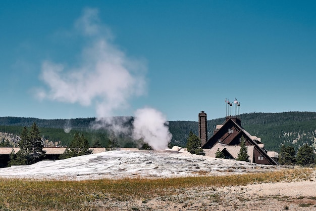 Szenische Aufnahme des Old Faithfull Geysirs im Yellowstone National Park, Wyoming, USA