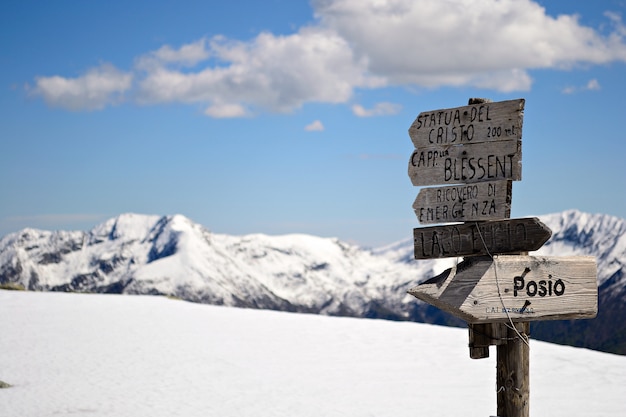 Szenische Landschaft des Winters in den italienischen Alpen mit Schnee. Wegweiser