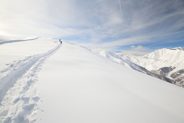 Szenische Landschaft des Winters in den italienischen Alpen mit Schnee.