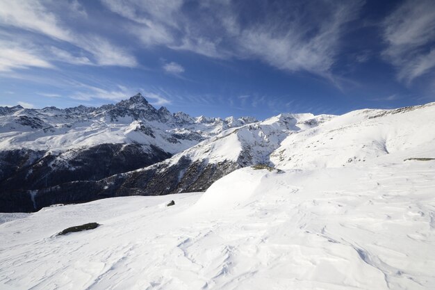 Szenische Landschaft des Winters in den italienischen Alpen mit Schnee.