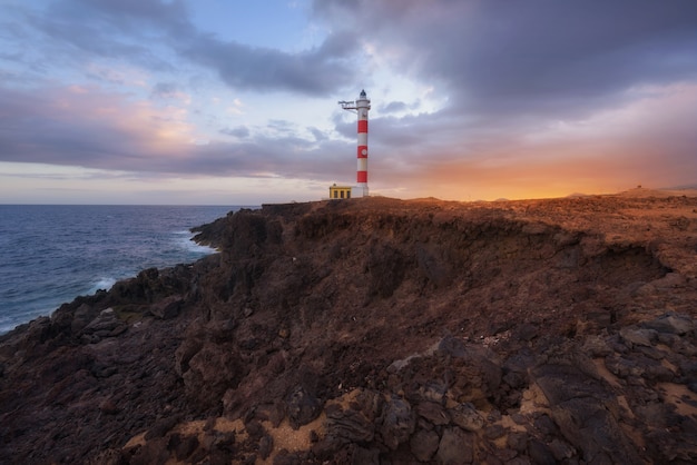 Szenische Landschaft eines Leuchtturmes bei Sonnenuntergang in Teneriffa, Kanarische Inseln.