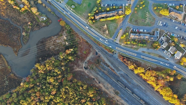 Szenische Luftaufnahme des herbstlichen Laubbaumwaldes in der Nähe des Apartmentkomplexes