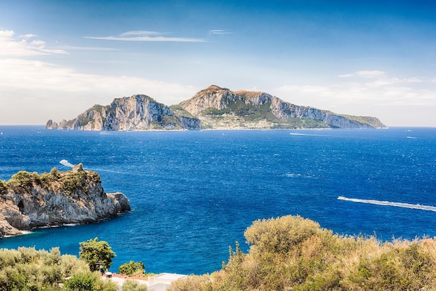 Szenische Luftaufnahme mit der Insel Capri Italien