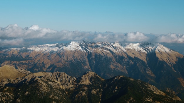 Szenische Luftaufnahme von Bergen und Wolken. Blick auf die schöne Landschaft vom fliegenden Flugzeug