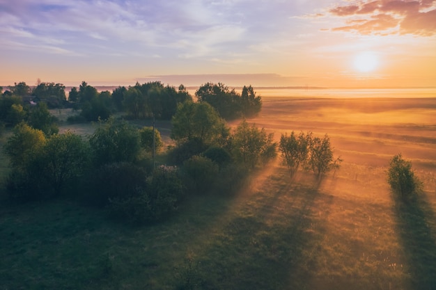 Szenische Morgenlandschaft mit schönem Licht und Schatten des Nebels