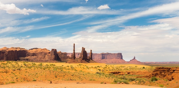 Szenische Sandsteine, bewölkter Himmel am Monument Valley