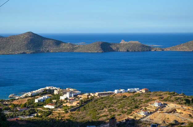 Szenische Skyline mit Bergen im blauen Meer in Griechenland auf der Insel von Kreta