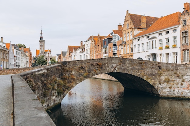 Szenische stadtansicht des brügge-kanals mit schöner mittelalterlicher farbiger häuserbrücke in der morgenstunde belgien