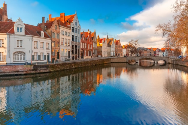 Szenische Stadtansicht von Brügge-Kanal Spiegelrei mit schönen mittelalterlichen Häusern, ihren Reflexionen und Brücke Carmersbrug, Belgien