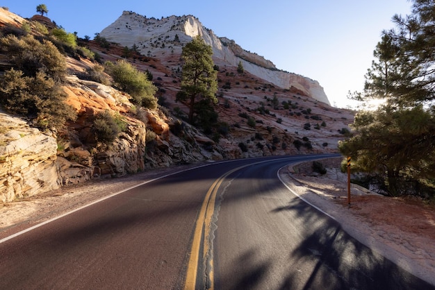 Szenische Straße im sonnigen Morgensonnenaufgang der amerikanischen Berglandschaft