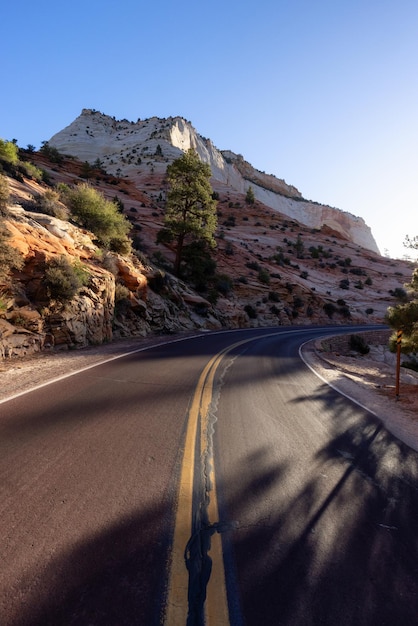 Szenische Straße im sonnigen Morgensonnenaufgang der amerikanischen Berglandschaft