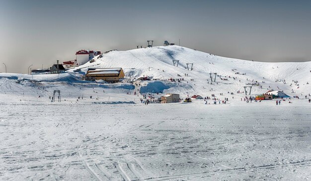 Szenische Winterlandschaft mit schneebedeckten Bergen, gelegen in Campocatino, einer touristischen Skistadt im zentralen Apennin, Italien
