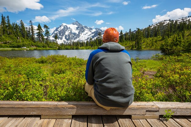 Szenischer Bildsee mit Mount Shuksan Reflexion in Washington, USA