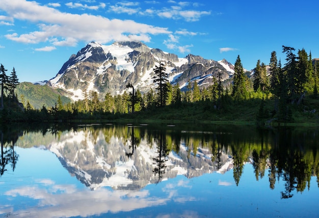 Szenischer Bildsee mit Mount Shuksan Reflexion in Washington, USA