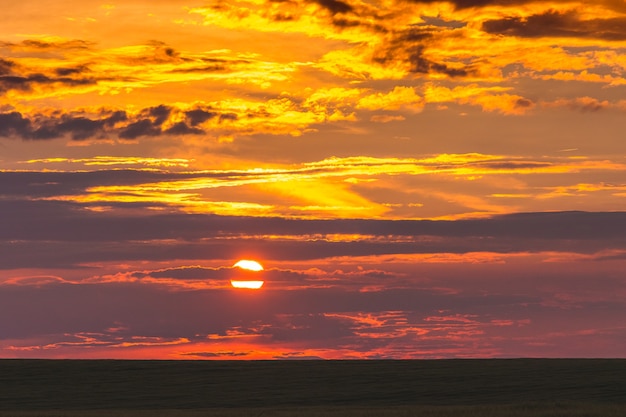 Szenischer Himmel mit Wolken während des Sonnenuntergangs im Feld