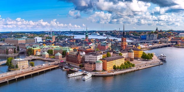 Szenischer sommerluftpanoramablick auf gamla stan in der altstadt in stockholms hauptstadt von schweden