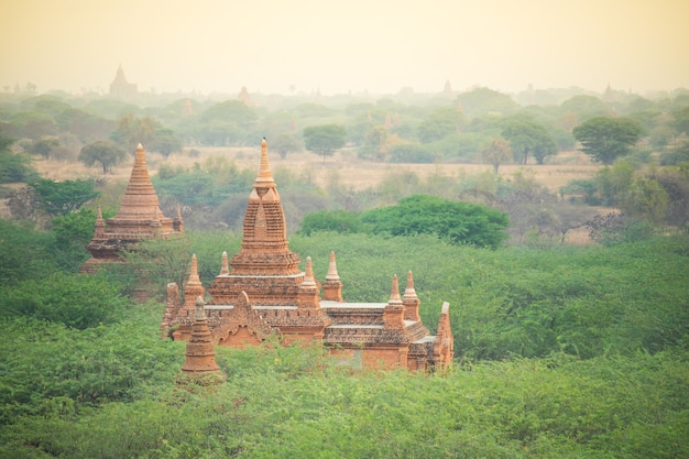 Szenischer Sonnenaufgang in der archäologischen Zone Bagan auf Myanmar.