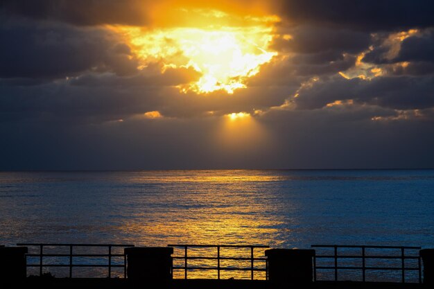 Szenischer Sonnenuntergang in Alghero-Ufer Italien