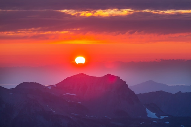 Szenischer Sonnenuntergang in den Bergen. Herbstsaison.