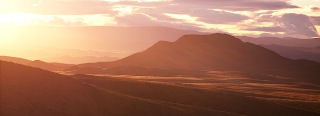 Szenischer Sonnenuntergang in den Bergen in der Herbstsaison