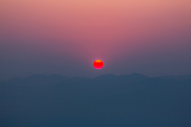 Szenischer Sonnenuntergang in den Bergen