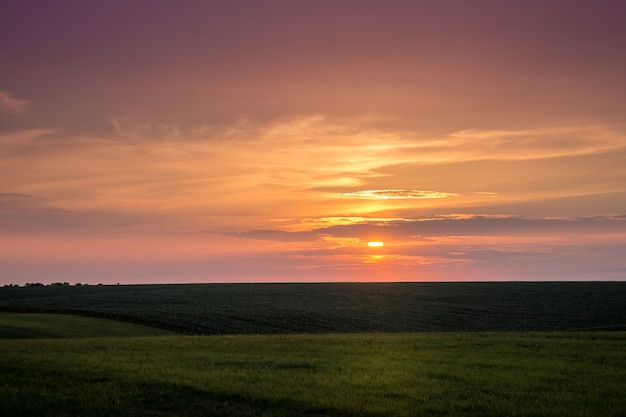 Szenischer Sonnenuntergang in der Ebene. dunkler Himmel während des Sonnenuntergangs