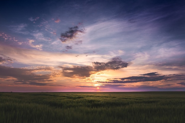 Szenischer Sonnenuntergang mit dunklem Himmel und dramatischen Wolken_