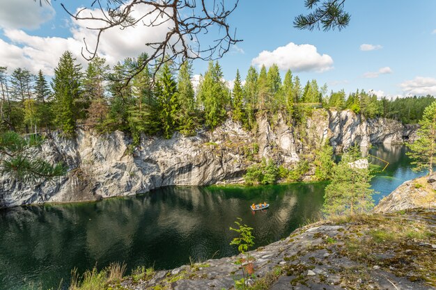 Szenisches Panorama der Marmorschlucht mit malerischem See in der Republik Karelien, Russland.