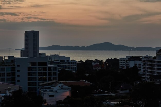 Foto szenisches panorama von pattaya am abend.