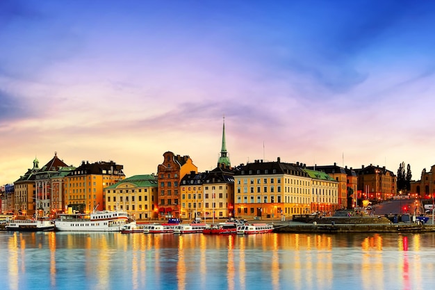 Szenisches Sommersonnenuntergangpanorama der alten Stadt-Gamla-Stan-Architektur in Stockholm, Schweden.