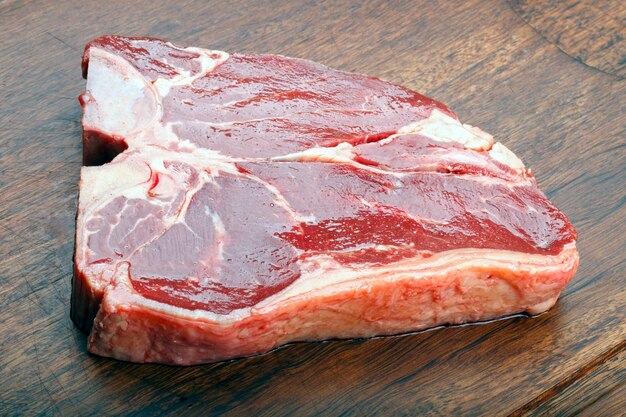 T-bone de bife cru